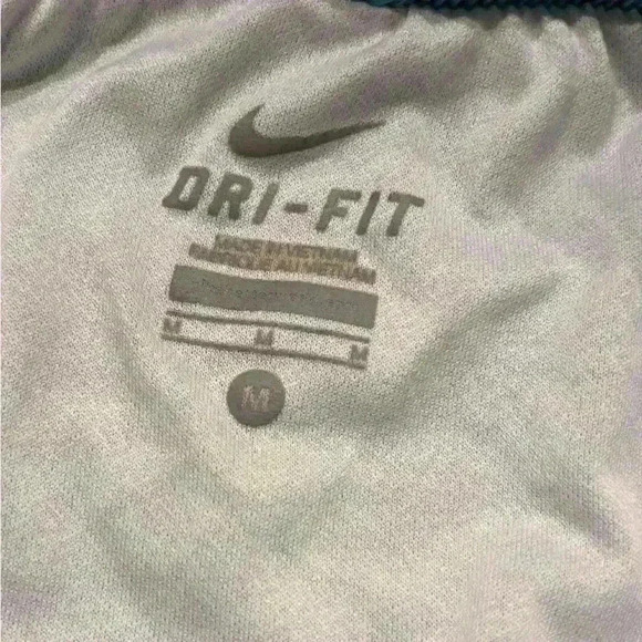 Nike Dri-Fit woman’s shorts size medium - Picture 3 of 11